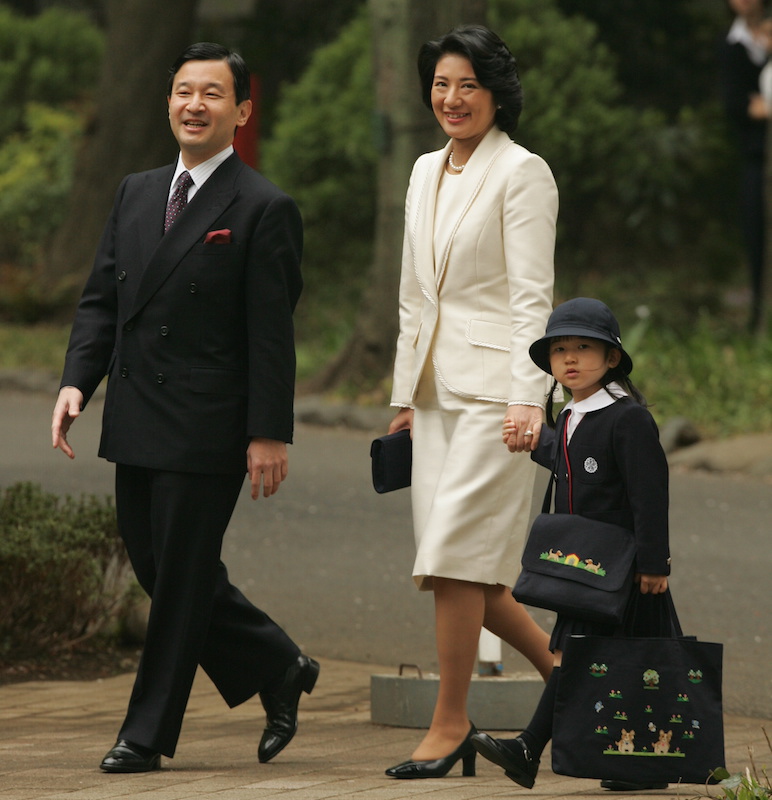 陛下は胸元のチーフが愛子さまの制服のパイピングとリンク（2006年4月11日、Ph／JMPA）