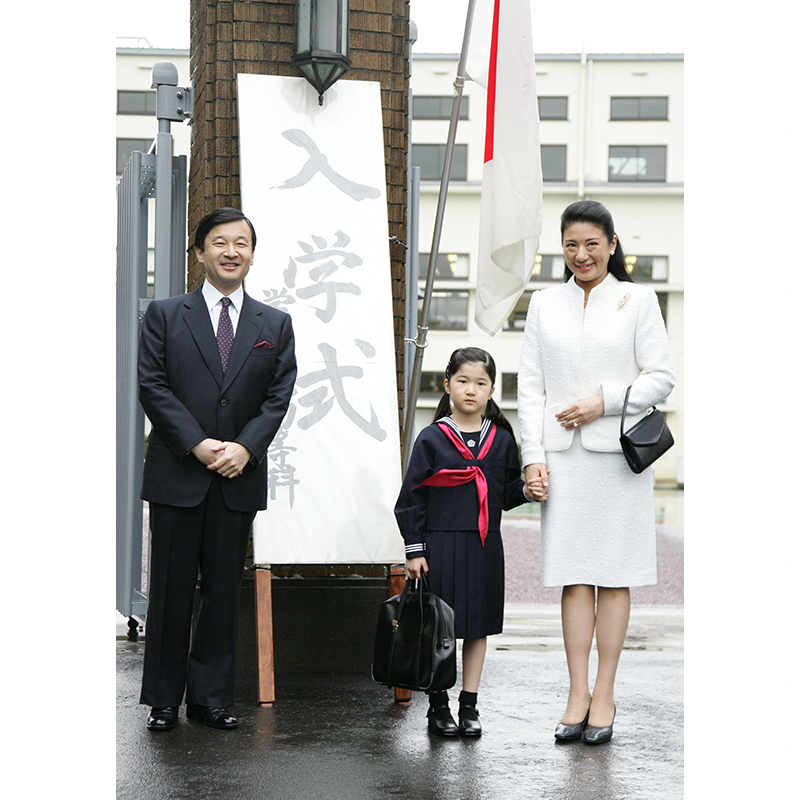 2008年4月、愛子さまの学習院初等科の入学式に臨まれた 天皇陛下（当時は皇太子）と雅子さまと愛子さま