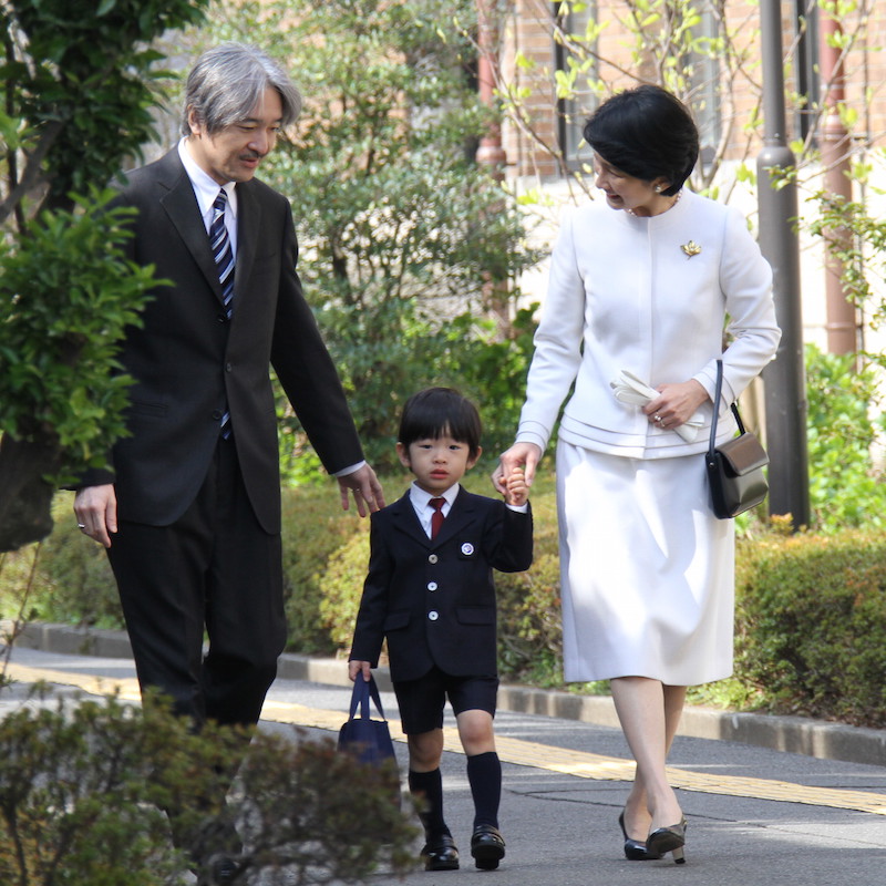 お茶の水女子大学付属幼稚園の入園式に出席される秋篠宮ご夫妻と悠仁さま（2010年4月9日、Ph／JMPA）