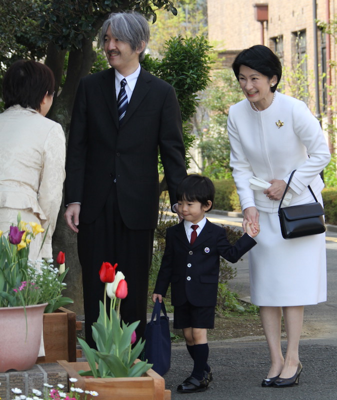 悠仁さまの入園式に向かう秋篠宮ご夫妻と悠仁さま