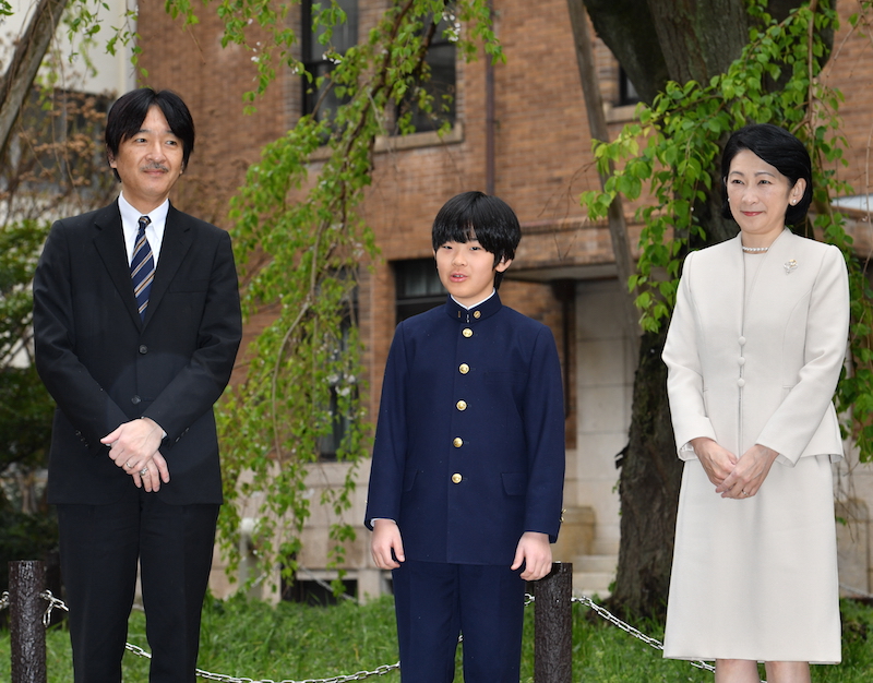悠仁さまの中学校の入学式に出席される秋篠宮ご夫妻と悠仁さま