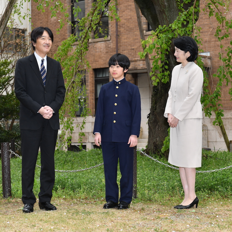 悠仁さまの中学校の入学式に出席される秋篠宮ご夫妻と悠仁さま