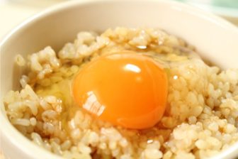 「食べる量を減らさなくても太りにくい」食事のコツ　専門家のおすすめは玄米卵かけご飯