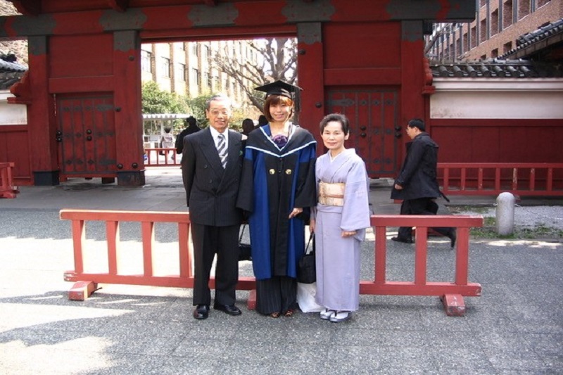 博士課程修了式は両親と一緒に。最初は門前払いだった大学院も無事に卒業