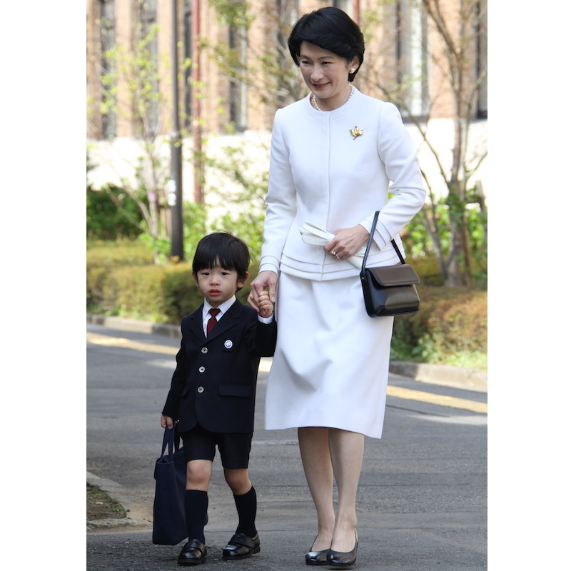 紀子さまは悠仁さまのお茶の水女子大付属幼稚園の入園式で真っ白なスーツをお召しに（2010年4月9日、Ph／JMPA）