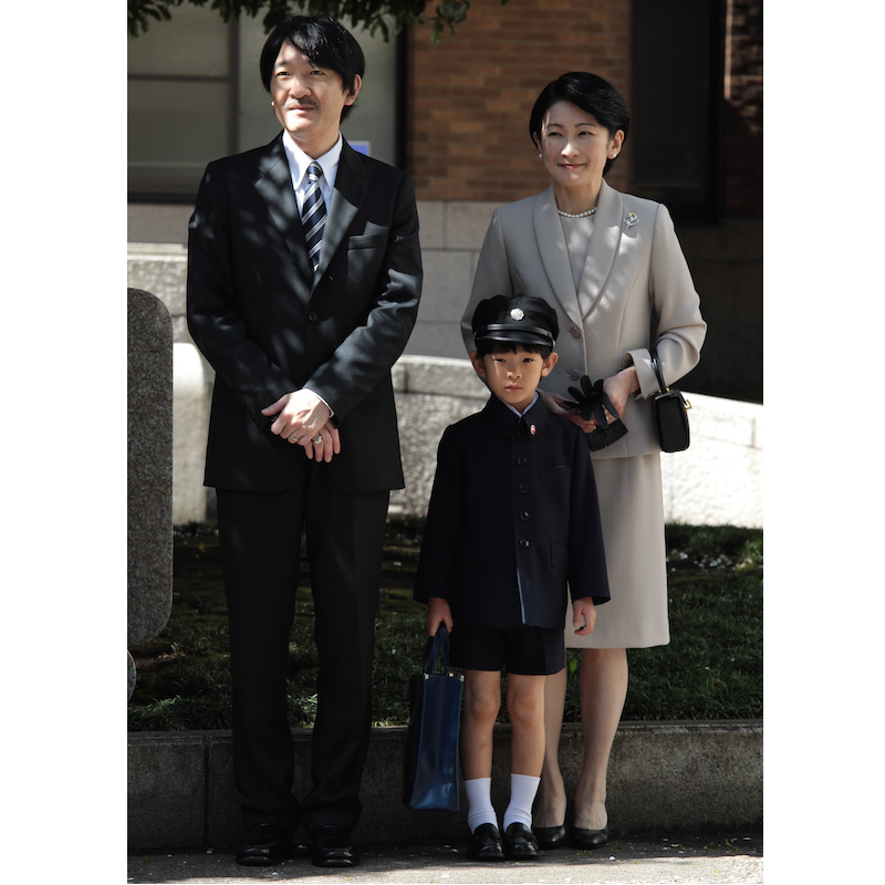 悠仁さまのお茶の水女子大付属小学校の入学式にご出席の秋篠宮ご夫妻と悠仁さま