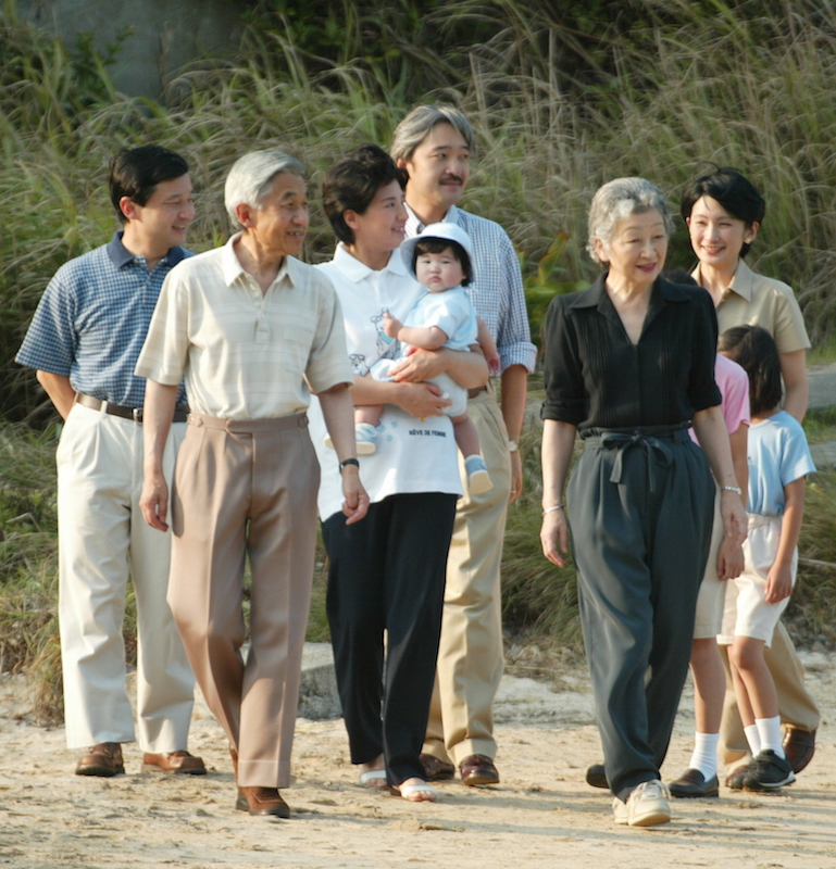 3家族で三井浜を散策されるご様子。雅子さまは愛子さまを抱っこされて（2002年08月26日、Ph／JMPA）
