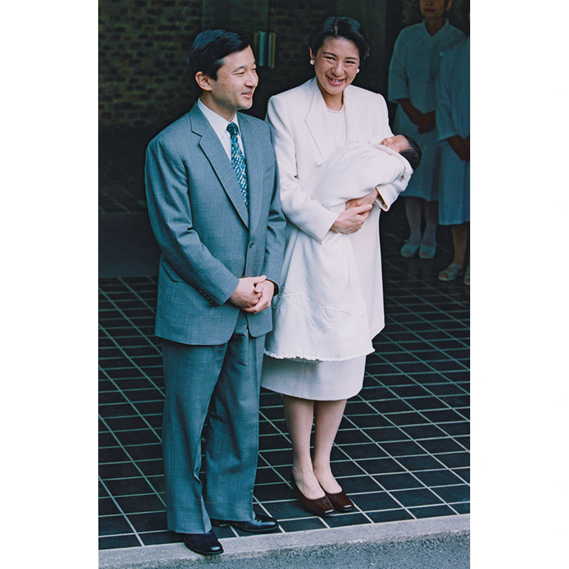 愛子さまを抱き、宮内庁病院から退院される雅子さまと天皇陛下（当時は皇太子）（2001年12月8日、Ph／JMPA）