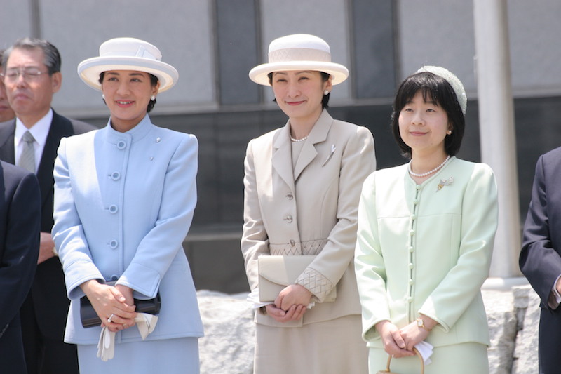 2005年5月、ノルウェーから帰国された上皇さま・上皇后さま（当時は天皇皇后両陛下）をお迎えに空港へ向かわれた雅子さまや紀子さま