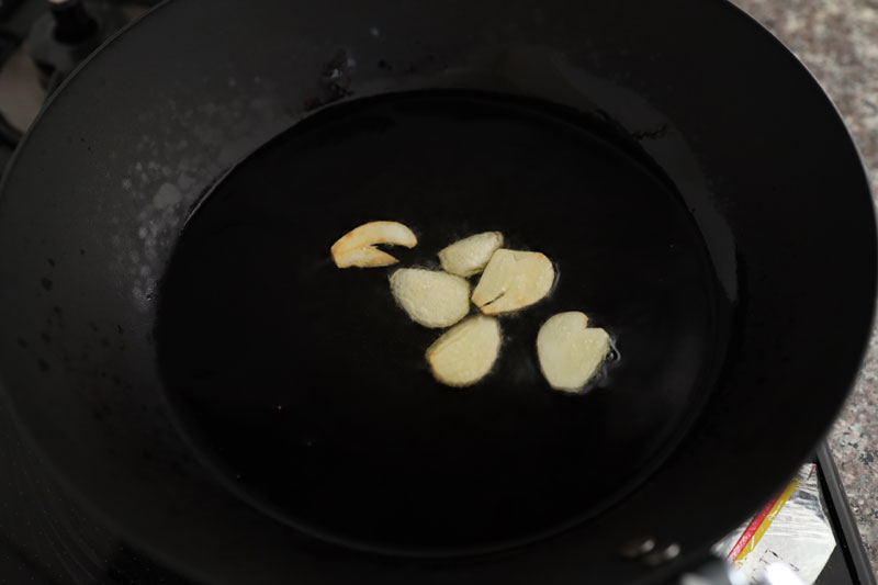 フライパンでオリーブオイルを弱火で熱し、にんにくを炒める。香りが立ったら玉ねぎとしめじを加えて炒める