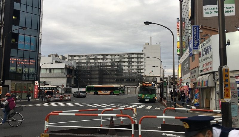 人けなしの駅前の風景は初めて訪れた西新井駅前。長く都バス唯一の黒字路線だった。池袋から約40分の乗車