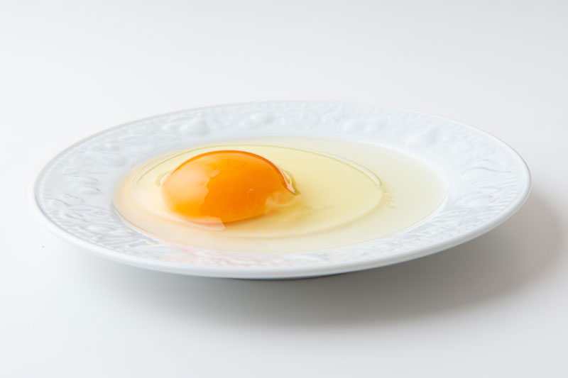 新鮮な卵を使って（Ph／『世界一おいしい バズる！オムライスレシピ』より）
