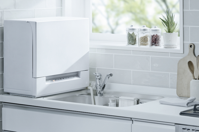卓上式のパナソニック『食器洗い乾燥機 スリム食洗機　NP-TSK1』は、薄型ながら約4人分の食器が一度にはいるファミリーサイズ
