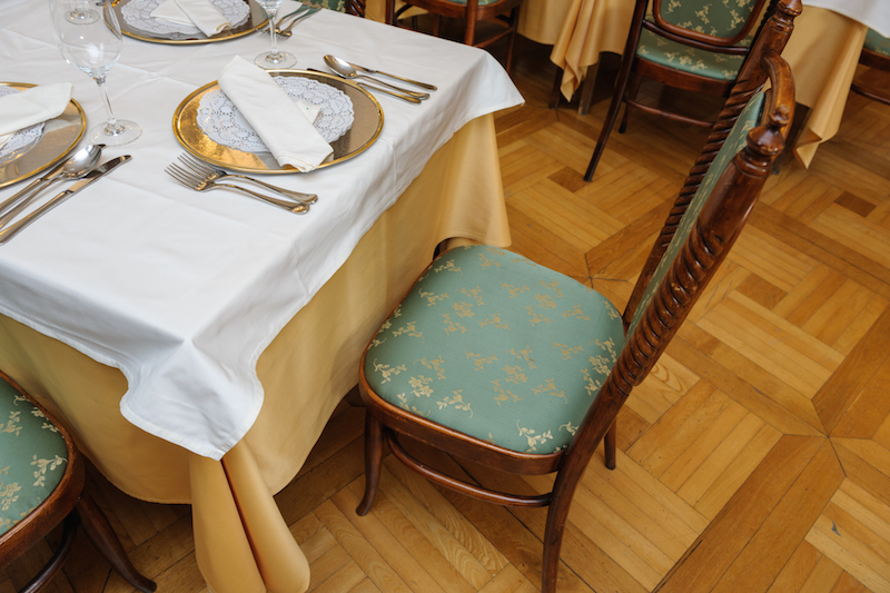 洋食レストランの椅子とテーブル