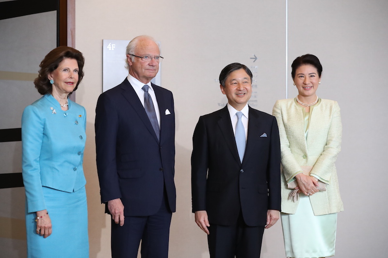 陛下もアイスブルーのネクタイでさわやかな印象に（2018年4月24日、Ph／JMPA）