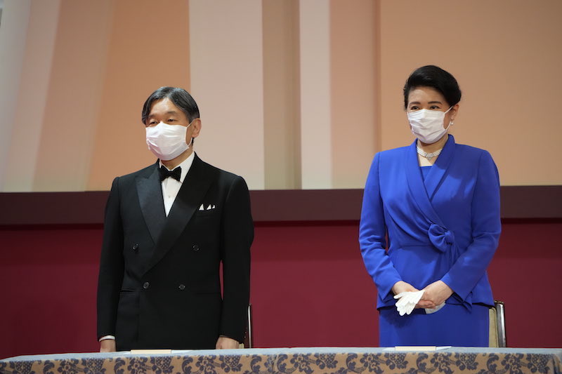 雅子さまはロイヤルブルーファッション。天皇陛下の蝶ネクタイと雅子さまのリボンがほんのりリンク（2022年4月13日、Ph／JMPA）