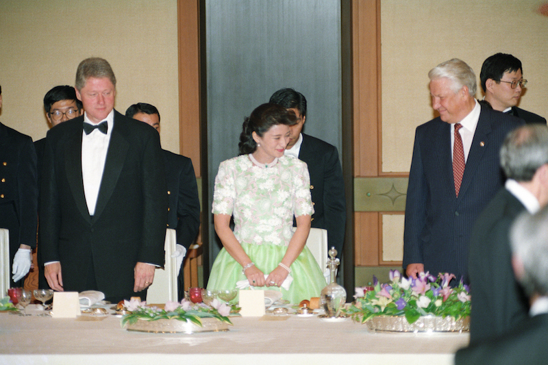 アメリカのクリントン大統領（当時）とロシアのエリツィン大統領（当時）の間の席につかれた雅子さま（1993年7月8日、Ph／JIJI PRESS）