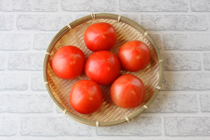 ザルにのったトマト