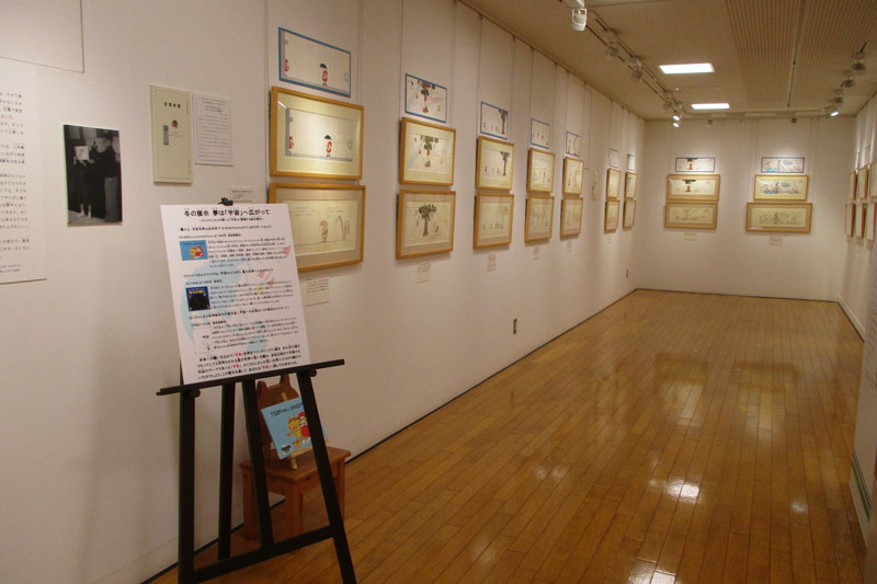 「かこさとし ふるさと絵本館」には、たくさんの絵本がある他、原画も飾られている