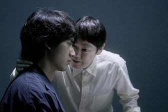 阿部サダヲ、岡田健史のW主演作、“殺人鬼と平凡な若者”の交流が観る人を魅了するのはなぜか？