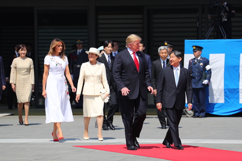 トランプ大統領夫妻は赤をポイントカラーにした装い（2019年5月27日、Ph／JMPA）