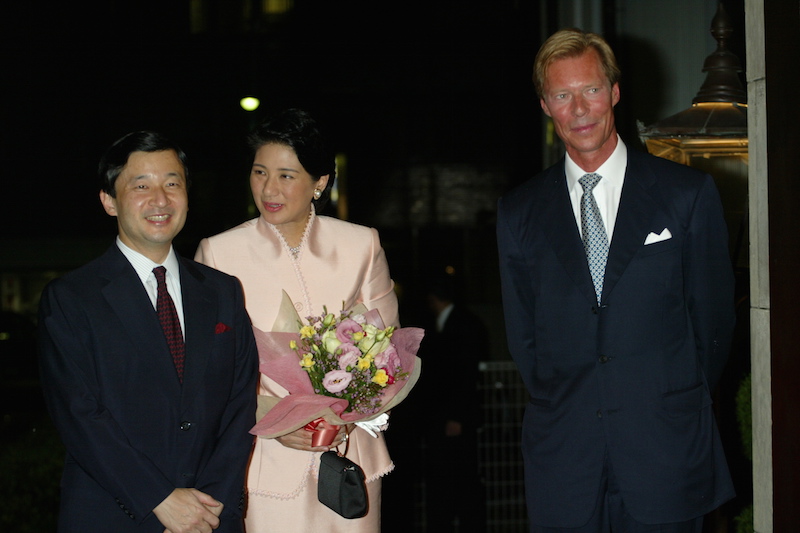 天皇陛下（当時は皇太子）はネクタイとチーフを赤でそろえられて（2003年9月、Ph／JMPA）