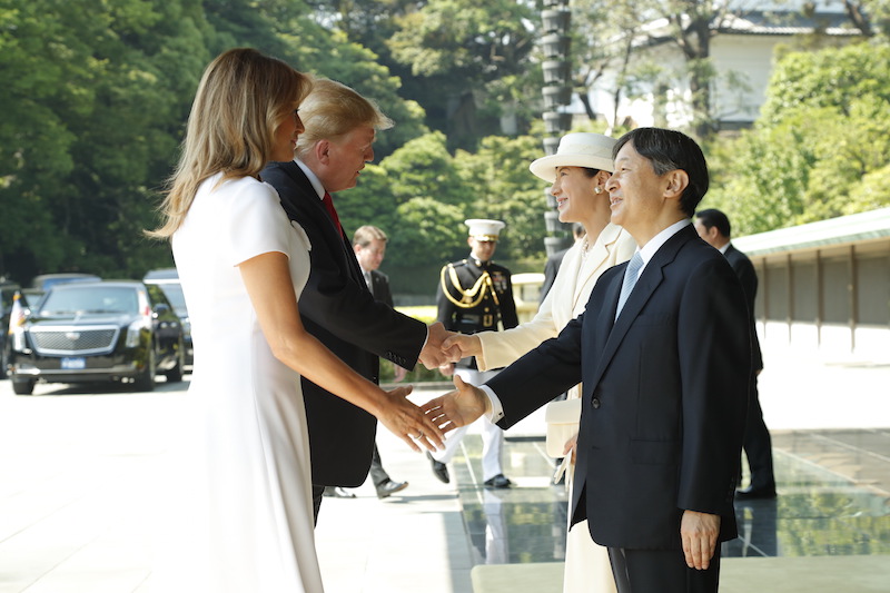 2019年5月27日、令和になって初めての国賓として天皇皇后両陛下との宮中晩餐会に出席したトランプ大統領夫妻（当時）と握手を交わす天皇陛下と雅子さま