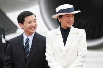 皇后雅子さまの梅雨シーズンコーデは「白×ネイビー」、白配分多めでよりエレガントに