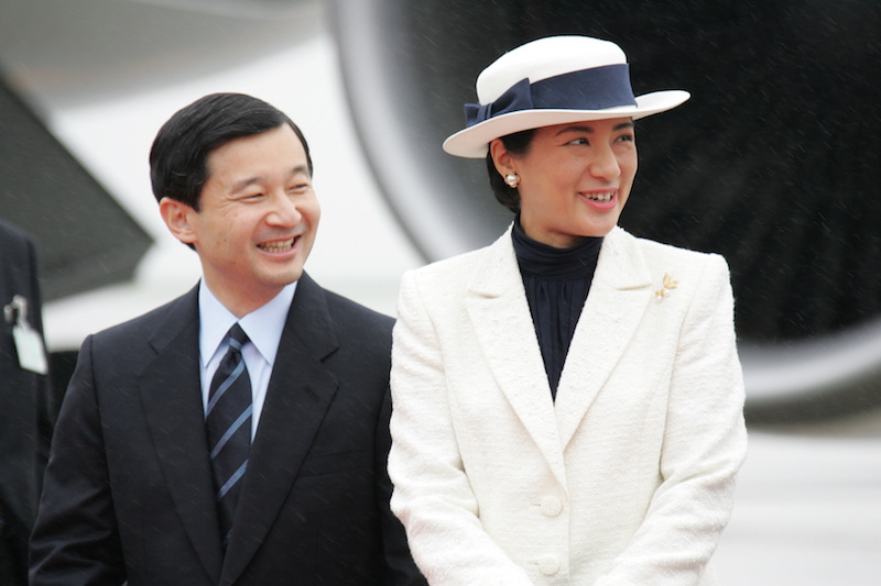 2005年5月、ノルウェーへ向かう天皇皇后両陛下（当時）を、空港でお見送りする天皇陛下（当時は皇太子）と雅子さま