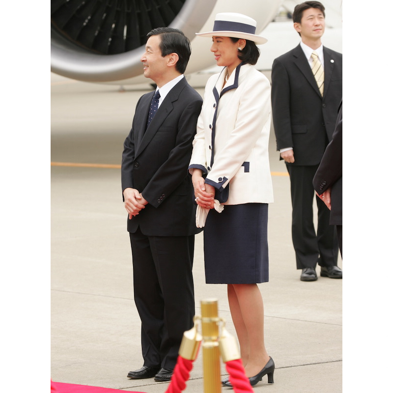 2006年6月シンガポール＆タイご訪問の当時の天皇皇后両陛下（当時）を空港でお見送りする天皇陛下（当時は皇太子）と雅子さま