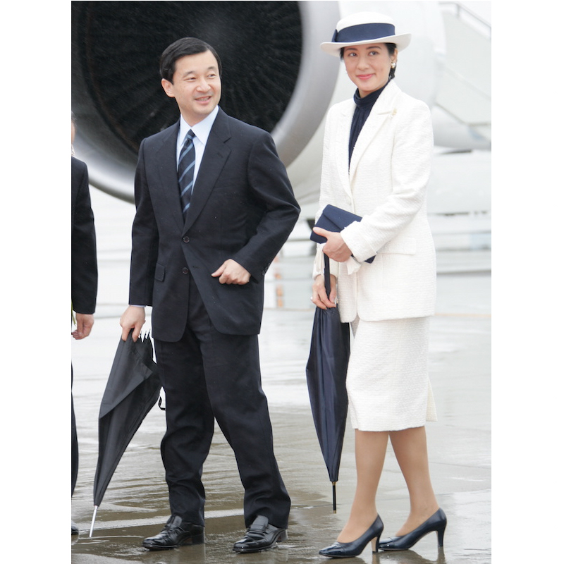 2005年5月、ノルウェーへ向かう天皇皇后両陛下（当時）を、空港でお見送りする天皇陛下（当時は皇太子）と雅子さま