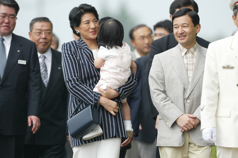 天皇陛下と並んで、ストライプのジャケットを着た雅子さまが愛子さまを抱っこしている