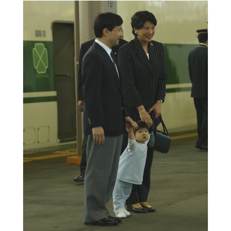 2003年4月12日新幹線乗り場にて手をつなぎ歩く天皇皇后両陛下と愛子さま