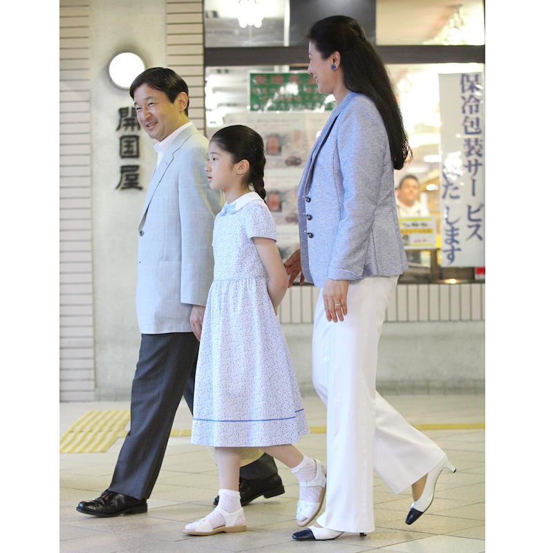 天皇陛下（当時は皇太子）も淡いトーンのジャケットにインナーは白でほんのりリンク（2010年8月4日、Ph／JMPA）