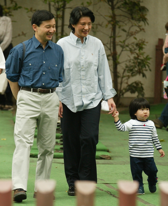 2003年7月公園を歩く天皇皇后両陛下と愛子さま