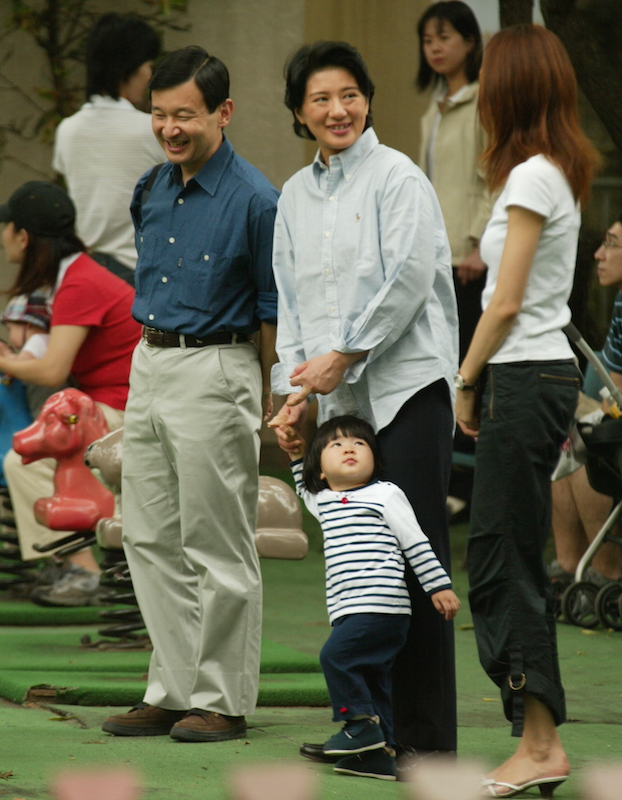 2003年7月公園で居合わせた一般の女性と話をされる雅子さまと天皇陛下と愛子さま