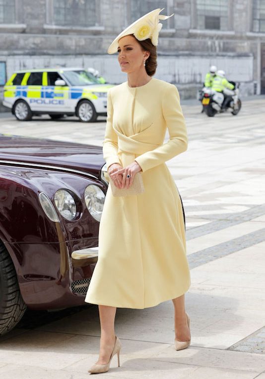 対照的な装いが話題に キャサリン妃がイエロードレスで見せたメーガン妃との大きな 違い 2 2 8760 By Postseven