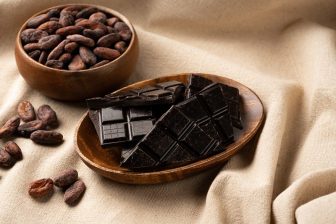 健康のカギは食前のチョコレート？「間食」で栄養を摂る健康術を医師が解説