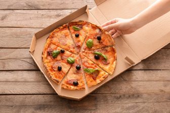 ピザは「指で3点持ち」サンドイッチは「歯型を残さない」、マナーのプロが教える上品な食べ方