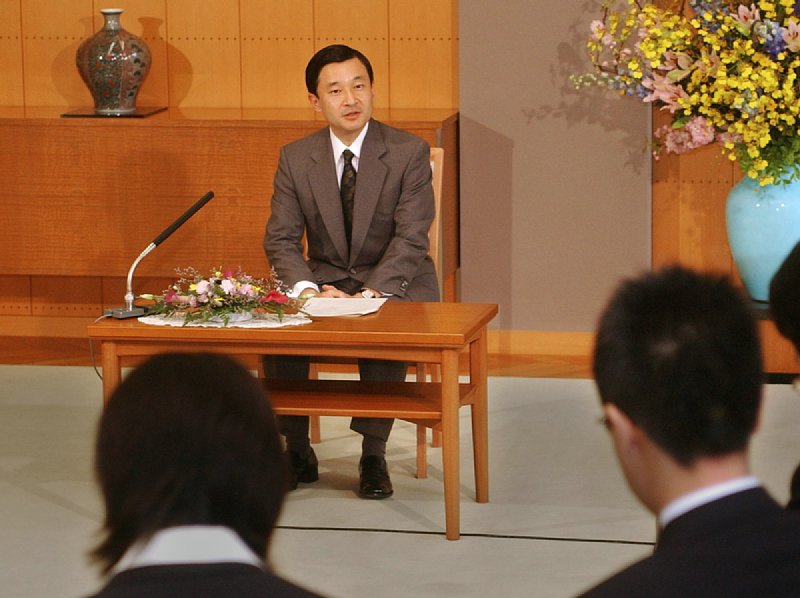 幾分か緊張された表情で、雅子さまの人格否定について言及される天皇陛下（当時は皇太子）（2004年5月10日、Ph／JIJI PRESS）