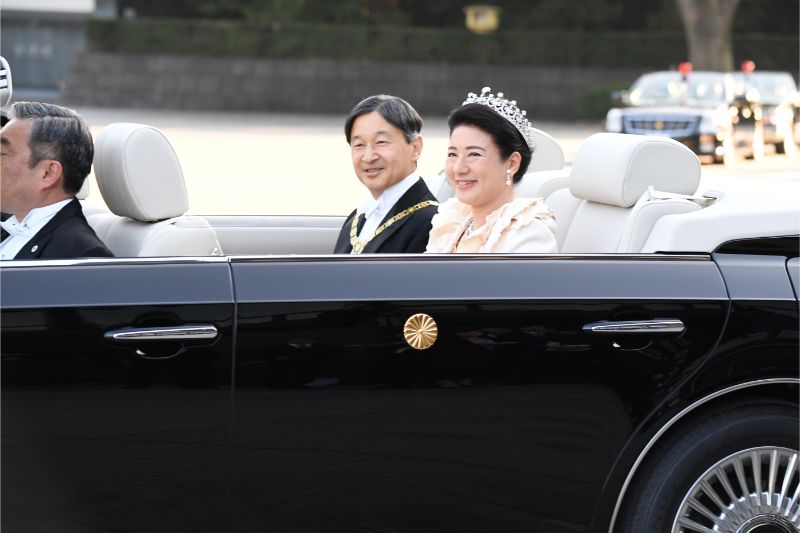 2019年11月の即位パレードで車に乗る天皇皇后両陛下