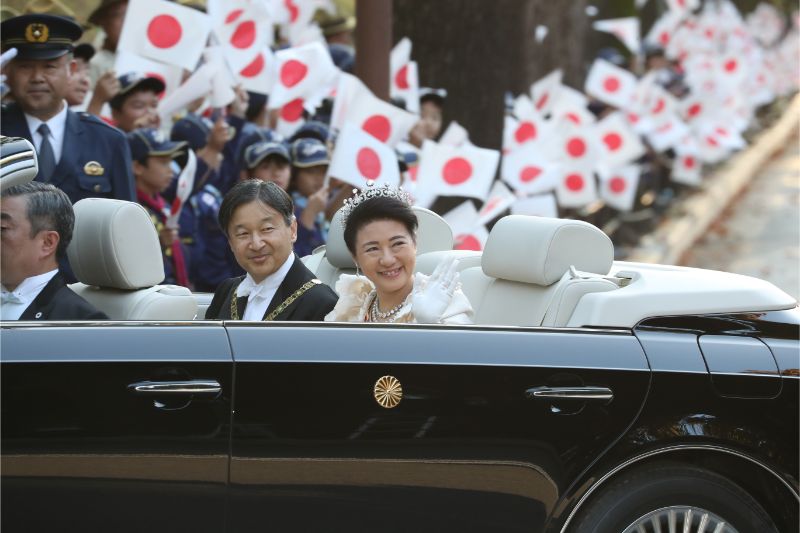 2019年11月の即位パレードで車に乗る天皇皇后両陛下