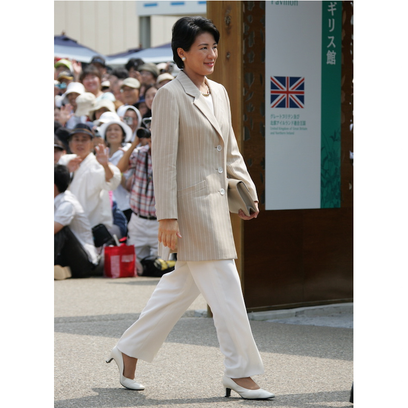 2005年7月、ベージュのストライプのジャケットに白のパンツというスタイルで、「愛・地球博」に出席された雅子さま