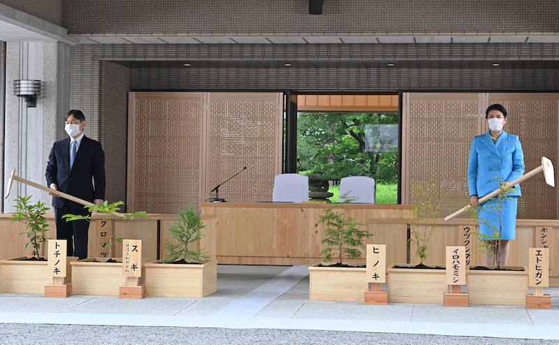 6月5日、滋賀県甲賀市で開催された「第72回全国植樹祭」の記念式典にリモートでご出席の天皇皇后両陛下