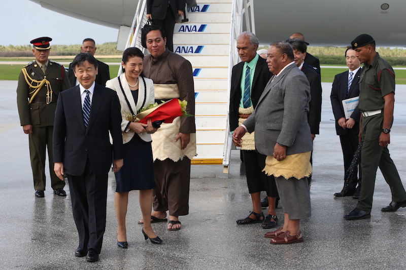 到着された陛下と雅子さま。遠目からでもジャケットのブレードのラインがくっきりメリハリのある印象に（2015年7月2日、Ph／JMPA）