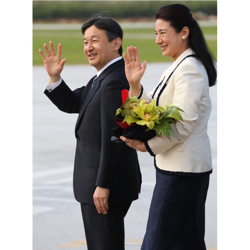 2015年7月、国王の戴冠式に出席するためトンガへ向かう天皇皇后両陛下