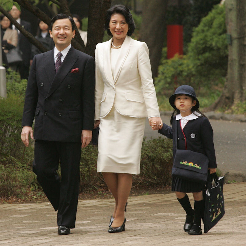 バッグや靴は黒で引き締めた白が主役の入学式スタイル（2006年4月11日、Ph／JMPA）