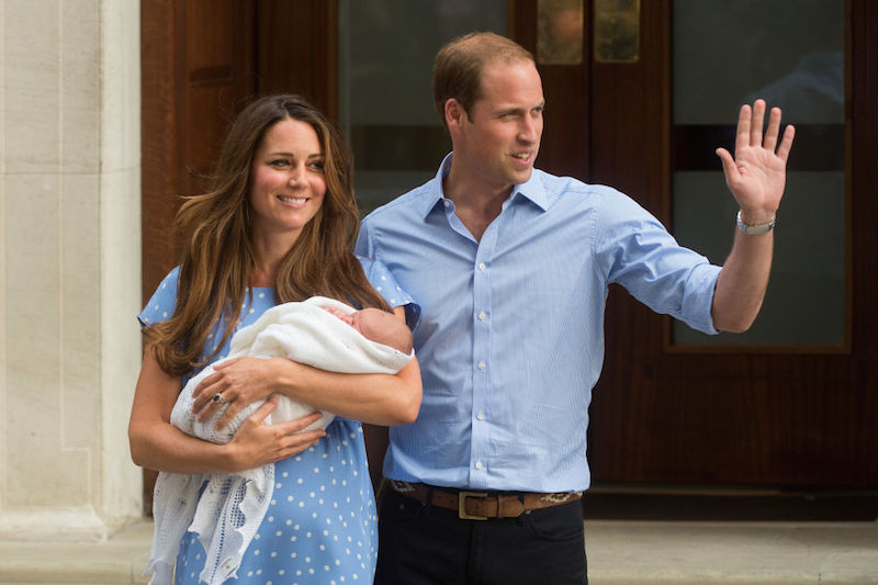 生まれて翌日のジョージ王子を抱くキャサリン妃はドット柄ワンピをセレクト（2013年7月23日、Ph／GettyImages）