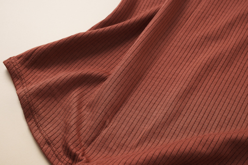 ユニクロのエアリズムタンクトップ（シルクブレンド）のブラウンの裾