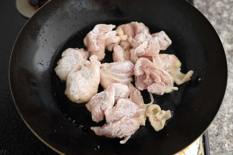 鶏もも肉は一口大に切って、片栗粉をまぶす
